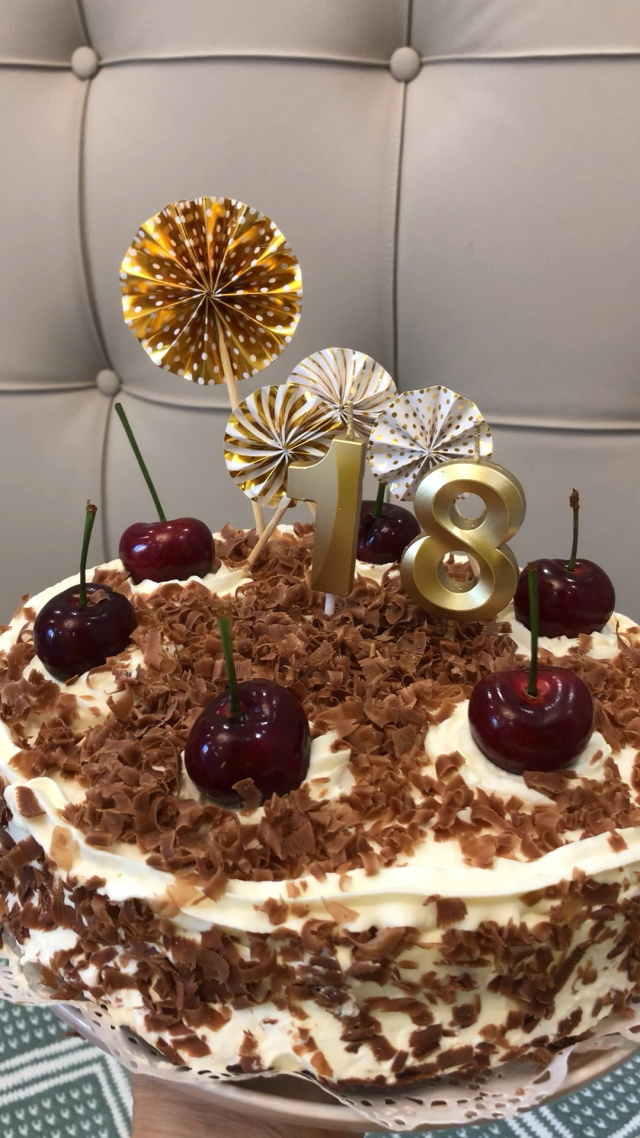 儿子18岁生日,亲手制作巧克力生日蛋糕庆祝成人节