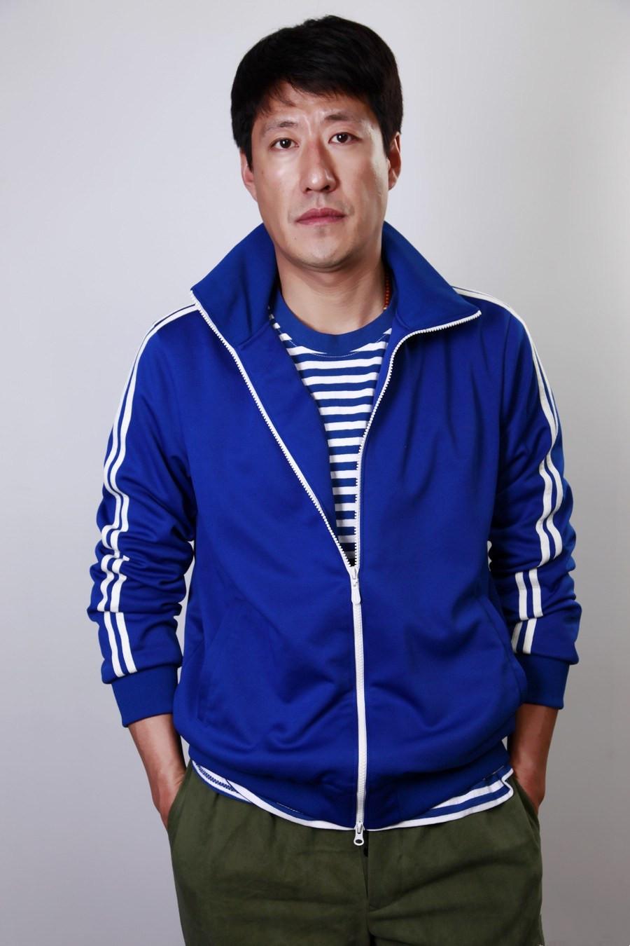 回顾于震二婚娶小13岁娇妻婚后连生三胎如今一家五口其乐融融