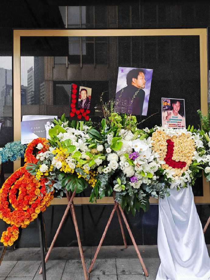 今天下午的香港文华东方酒店楼下雪厂街一侧#张国荣#  (source:wong