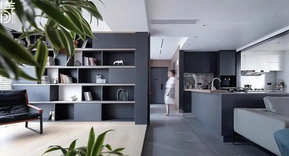 书房▲餐桌上的果盘布置,餐桌后方的墙面是木饰面 长城板的材质设计