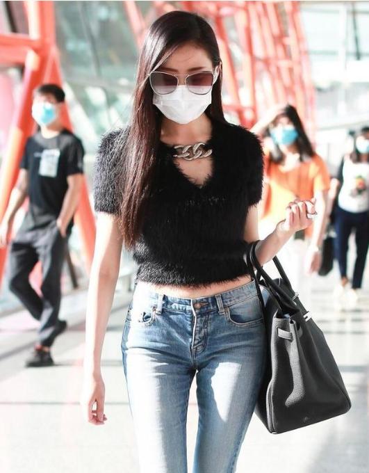 牛仔裤搭配紧身上衣,张天爱大秀迷人身姿,看完赶紧减肥