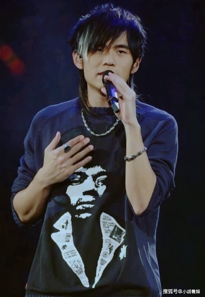 周杰伦晒20年前旧照,年轻的时候才是颜值巅峰