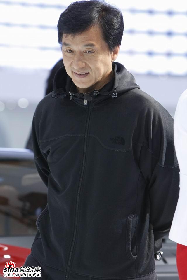 成龙力挺三菱 展台再现大哥风范