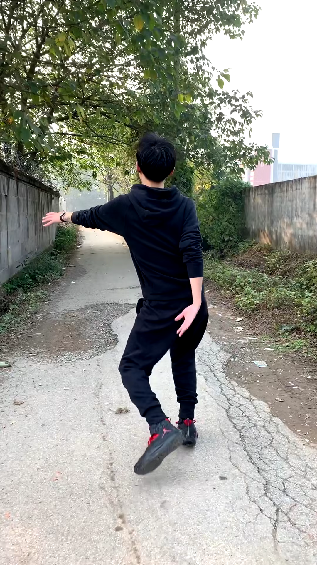 我走路这么拽,我家里人都知道.