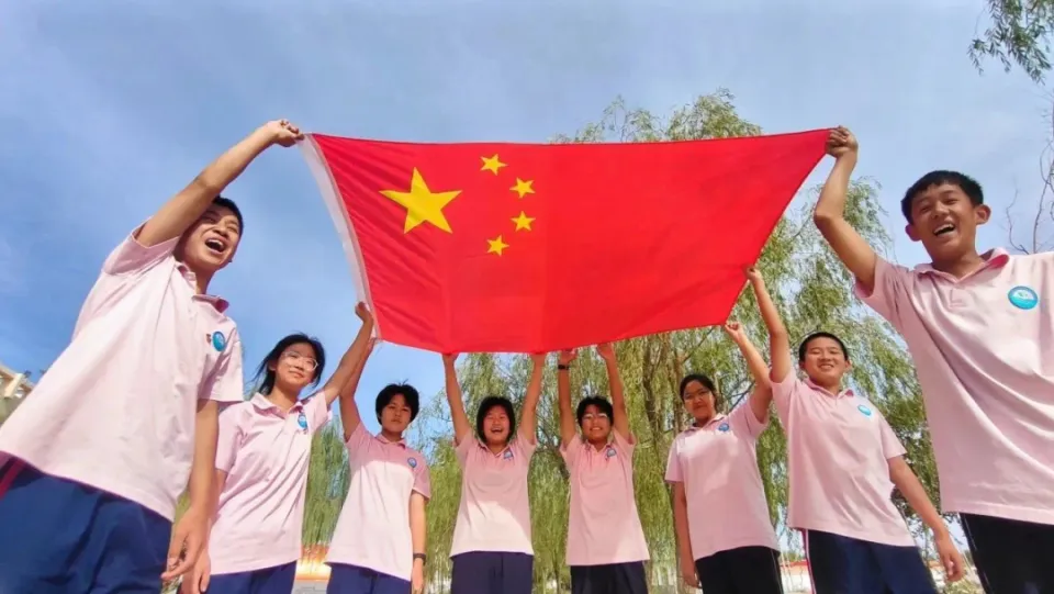 驼乡儿女与国旗同框合影,向祖国花式告白