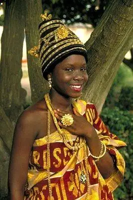 实拍非洲酋长奢靡生活:有4000名妻子