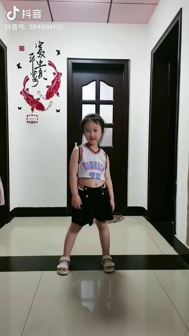 看刚吃饱的肚子我的小公主爱跳舞的小姑娘宝贝棒棒哒