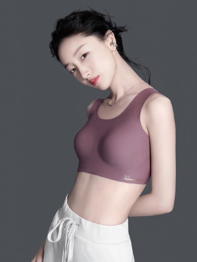 杨幂周冬雨维密内衣大片,一个俏皮可爱一个风情万种,属实性感!