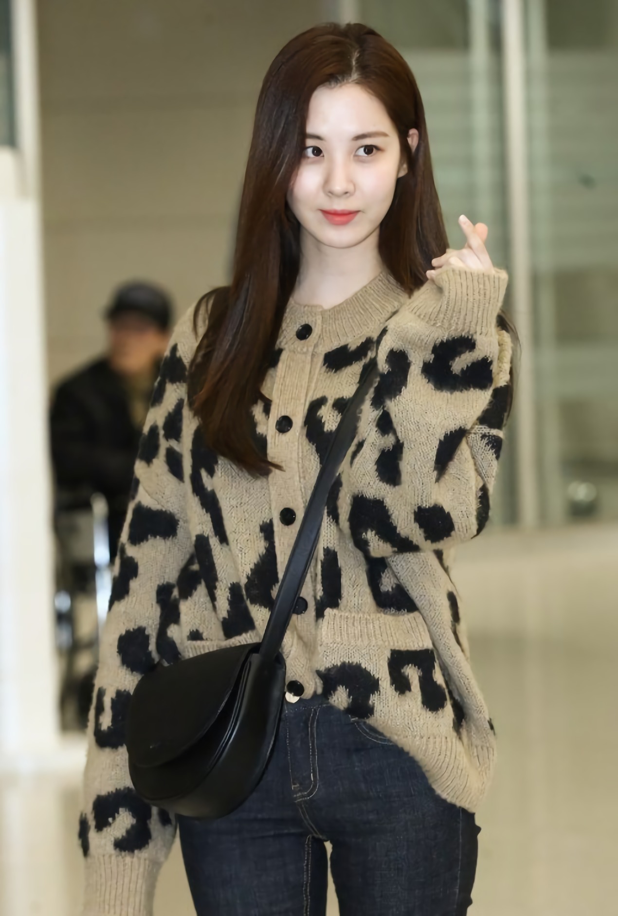 徐贤现身机场,针织衫 牛仔裤的造型好低调,却是越简单越好看!