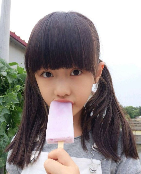 可爱小萝纪姿含万万没想到2第8集卖火柴小女孩生活照