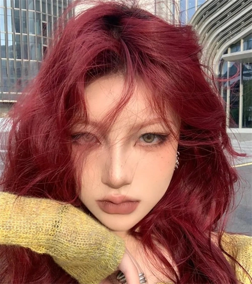 红色大波浪卷发,高级洋气,本就白皙的肤色,映衬得稍微带些许红润.