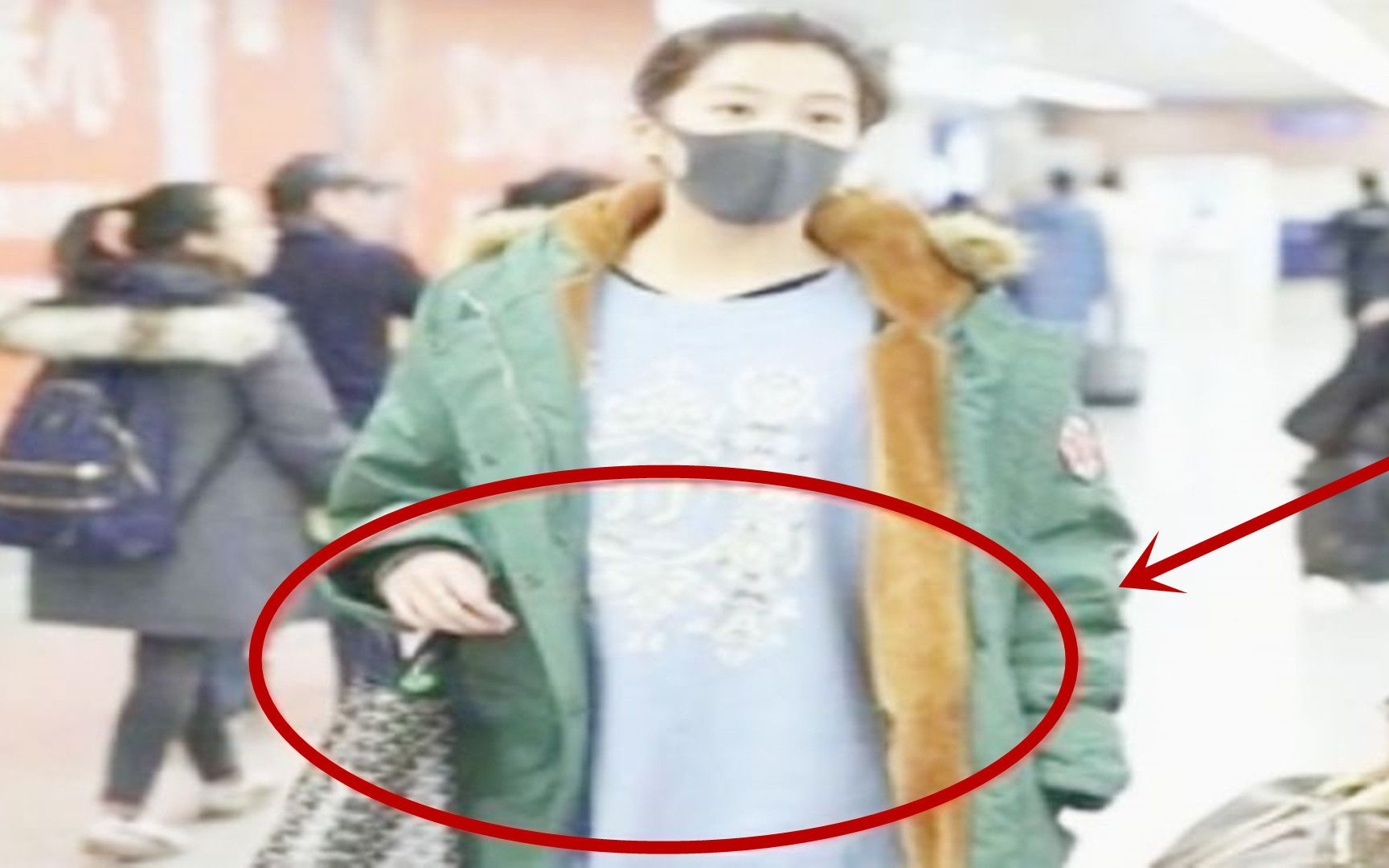 鹿晗陪关晓彤现身妇产科,小腹隆起孕味十足?网友:要官宣了吗