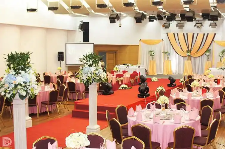 大宴会厅 3f 2888   4988 /桌 桌数:30桌 面积:请到店详谈 形状:长