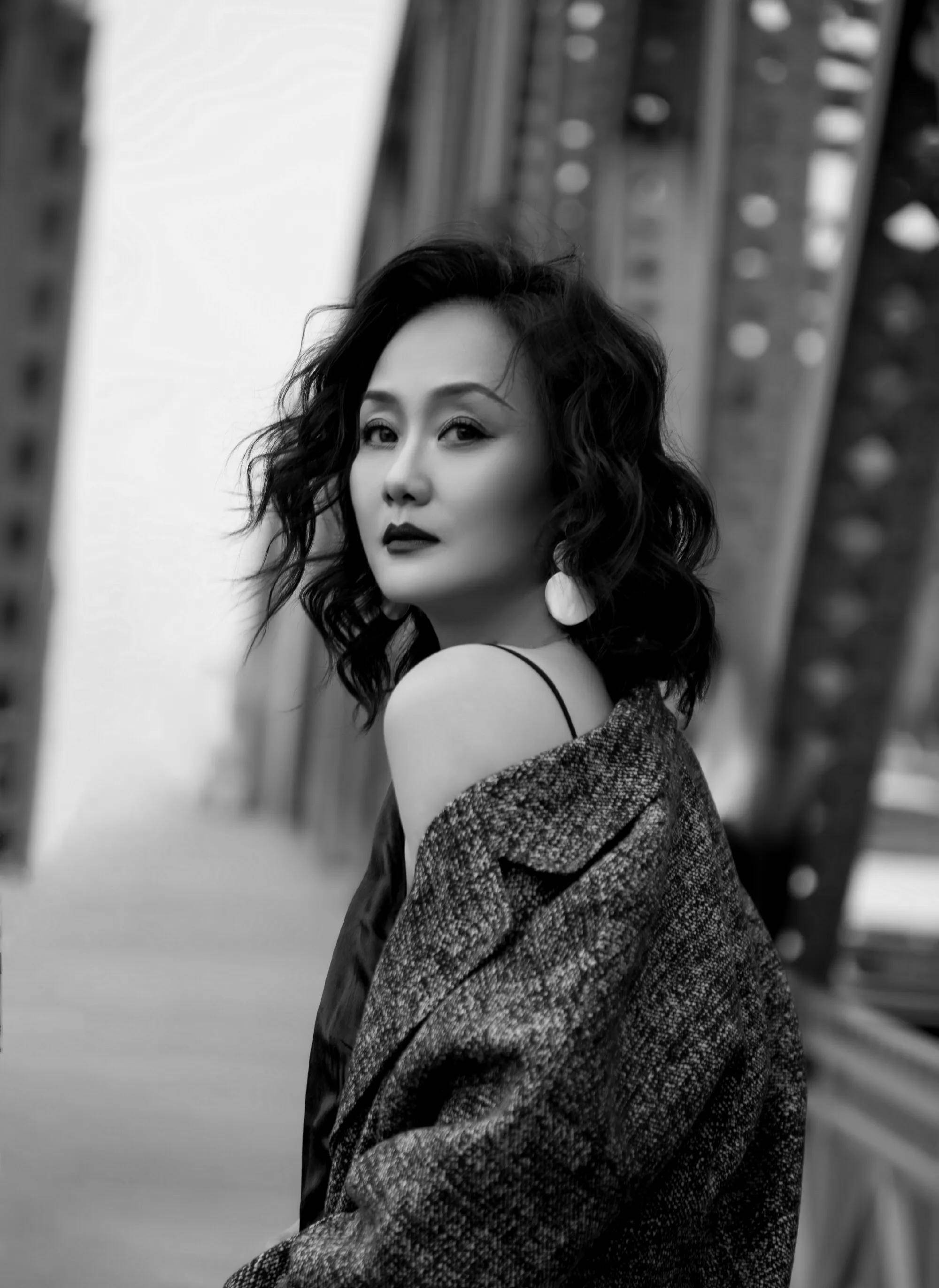 54岁的"富太"李颖,上海女人的精致,旗袍上身气质不减当年_时尚_民国_