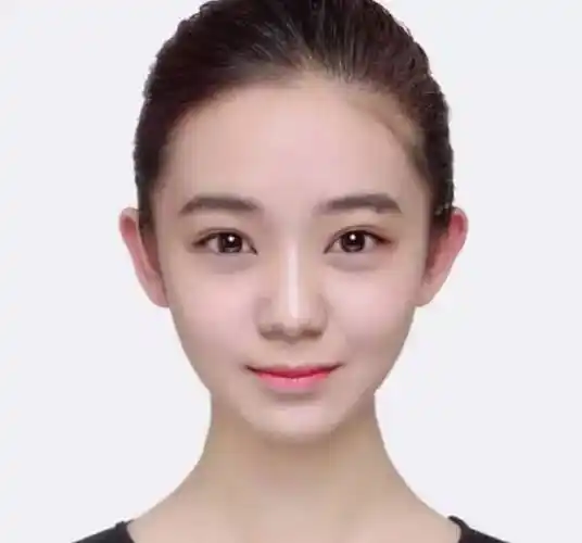 黄婧仪,来自广东珠海,1998年出生的妹子,喜欢民谣,喜欢hiphop,证件照