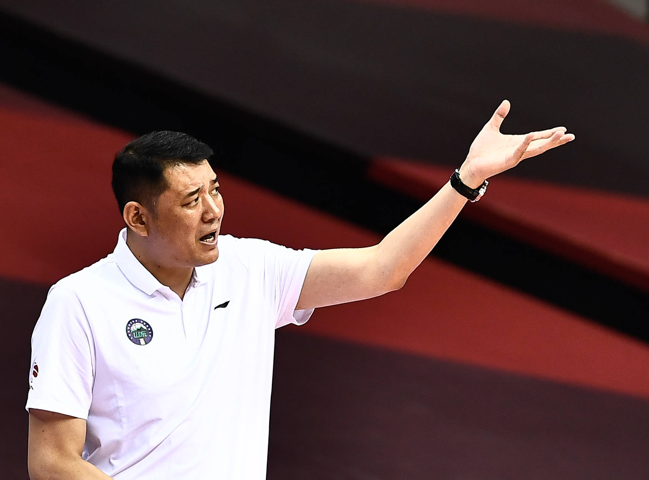 7月17日,山东西王队主教练巩晓彬在场边指挥.