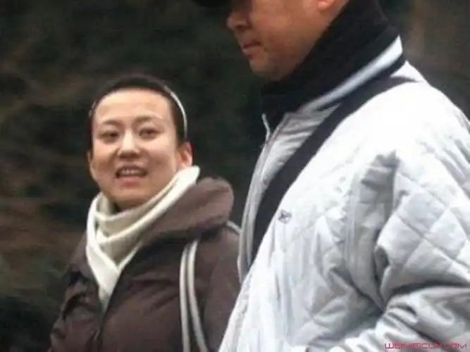 娱乐网上关于郭冬临老婆的资料很少,有人称她是一个圈外人,还是一个小