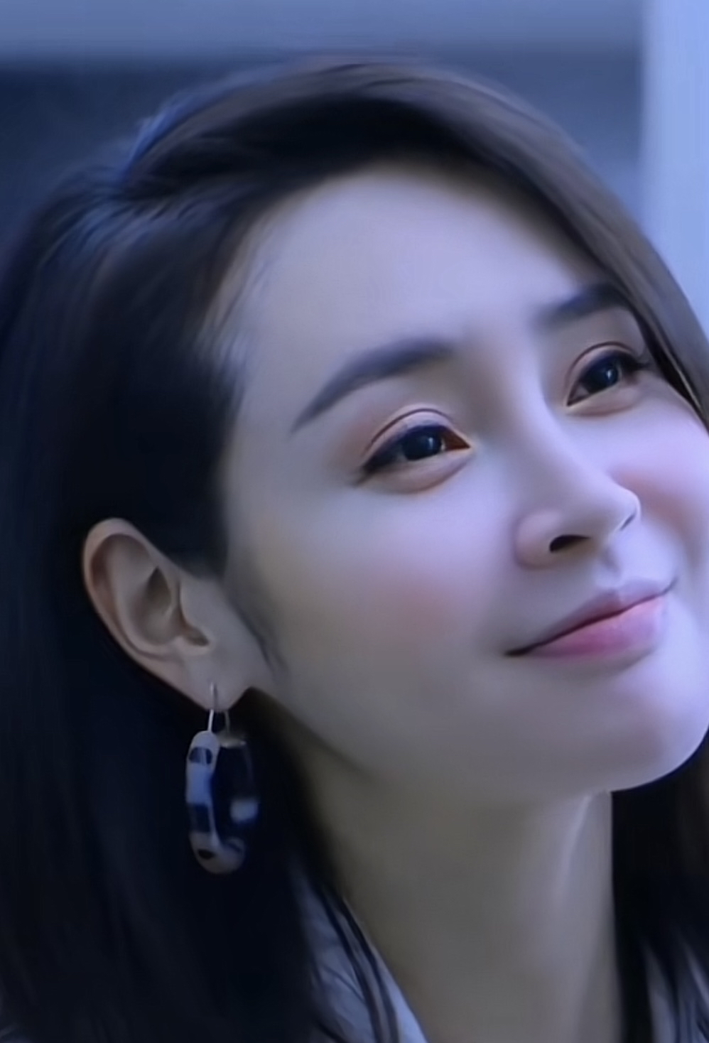 于明加,初识她是在电视剧[门第]里,第一眼不是很惊艳,但却显得特别的