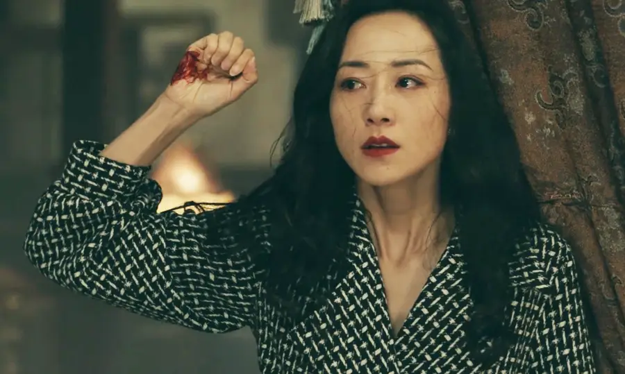 原创《前行者》最凄惨的女间谍,身边4个男人拿她当"棋子",她却因爱送