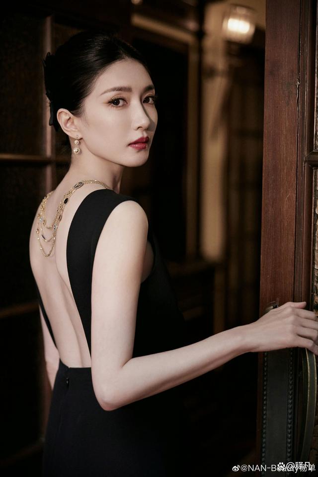 江疏影穿露背黑裙秀曼妙身材!肤白貌美大长腿性感撩人