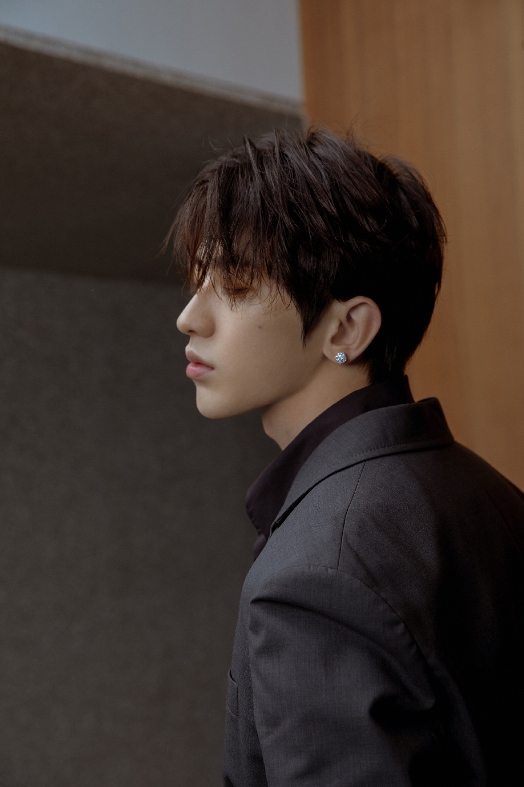 蔡徐坤烟灰色西装帅气图片写真