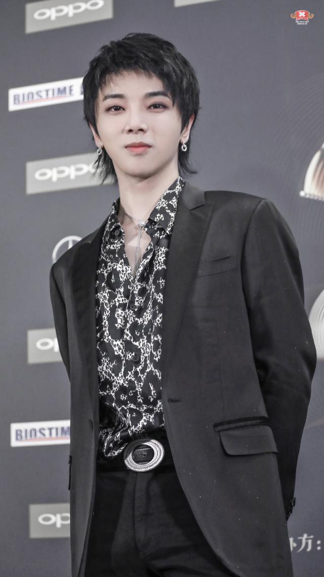 华晨宇绝美西服图片