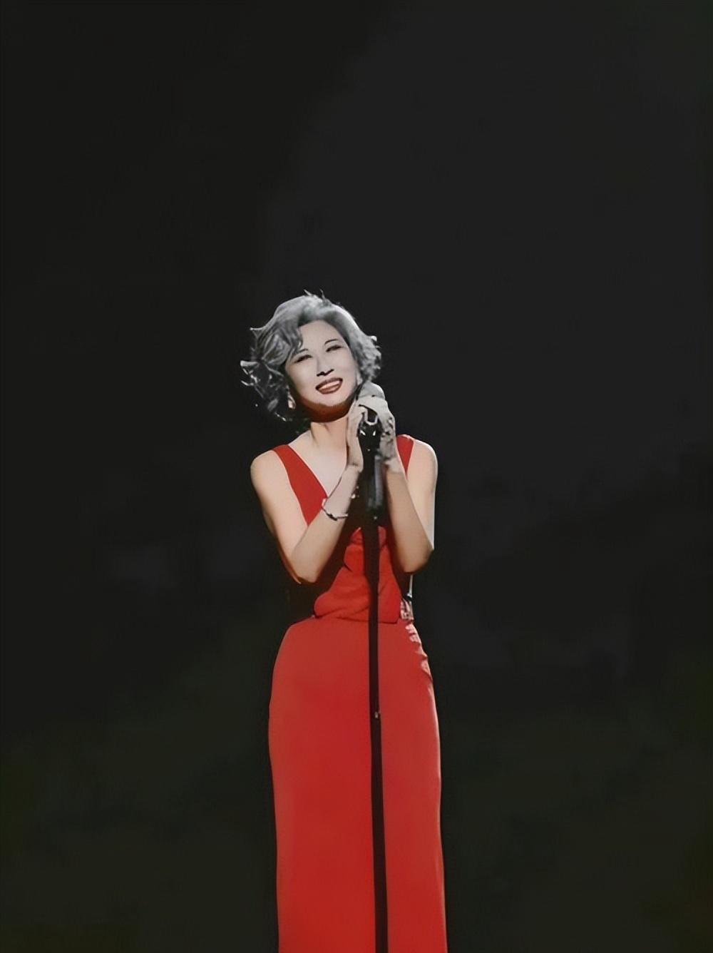 从年轻到老都时尚,但为何叶倩文,却可以优雅地老去?_风格_身材_下图