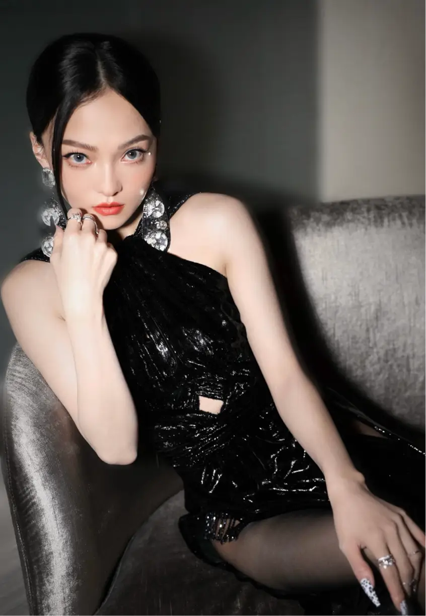 张韶涵新风格太妩媚黑色开叉裙配黑丝气场强