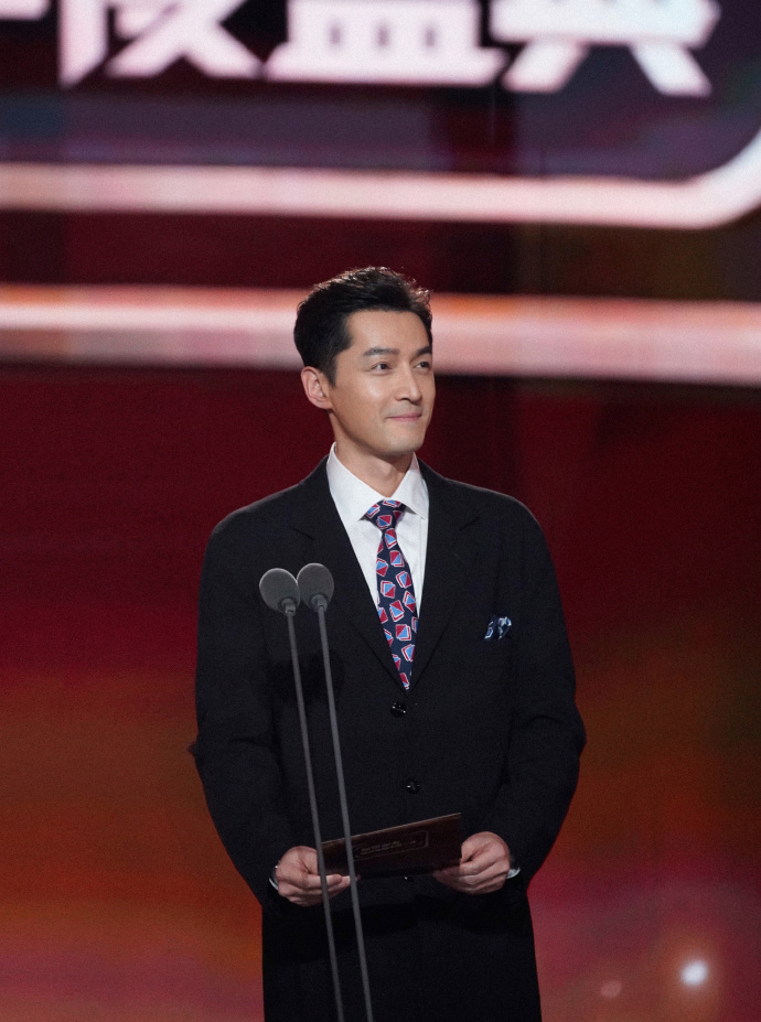 恭喜@胡歌荣获cmg第二届#中国电视剧年度盛典#年度男演员荣誉!