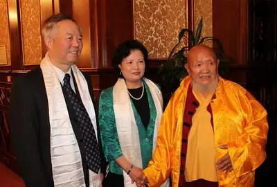 廖总夫妇迎接刚坚活佛