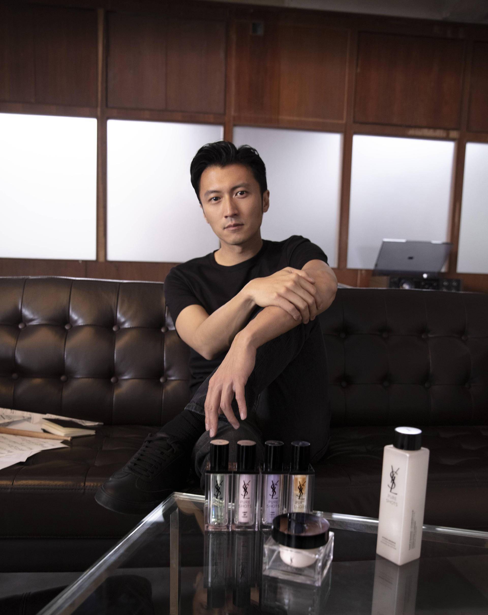 在侧梳油头的基础上,谢霆锋还进阶出了这种三七分油头,发界线大约定在