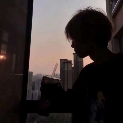 2021丧系男生头像真人侧脸