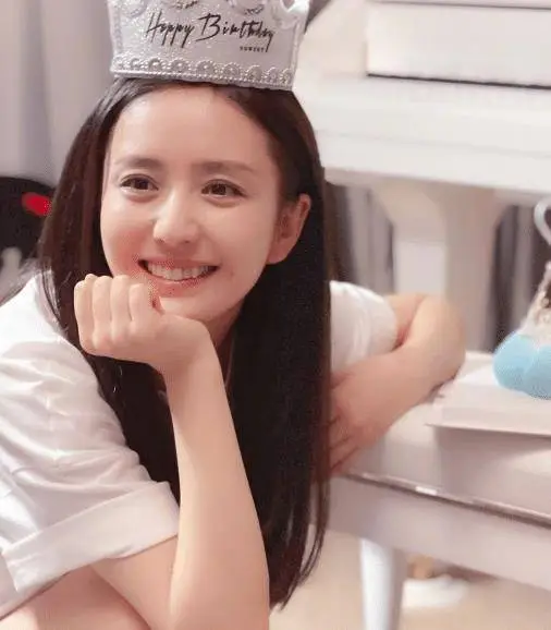 佟丽娅穿12cm驴蹄鞋录节目,皮肤细腻惹人羡,瘦得一点小肚子都没有