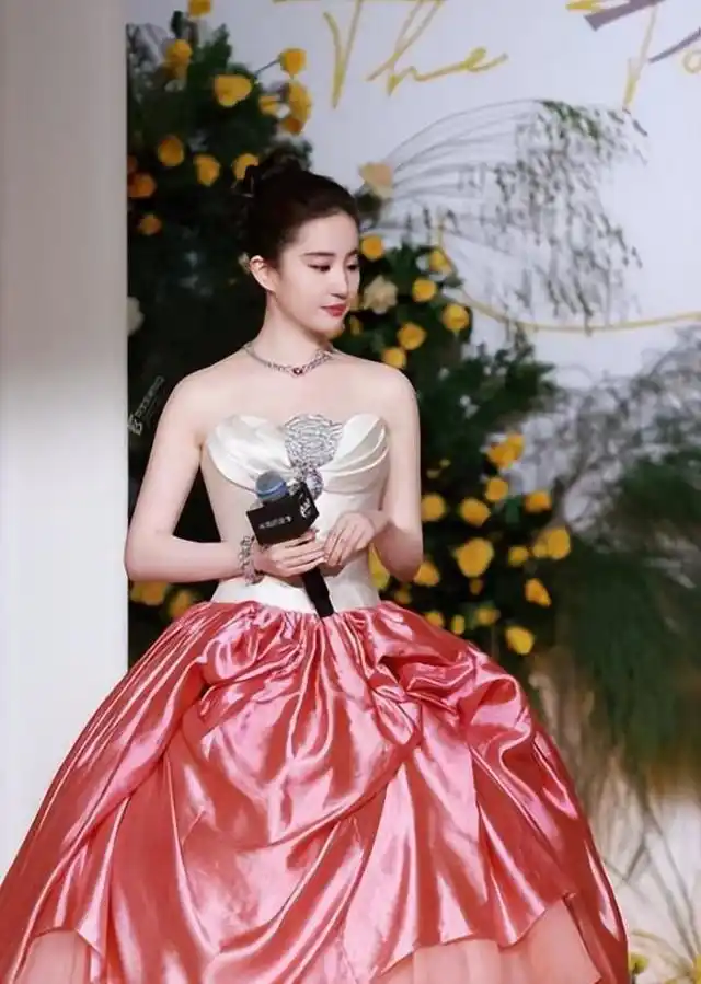 刘亦菲再登神仙宝座,古力娜扎点赞:姐姐的美,键盘都打不出来