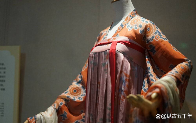 唐代女性服饰,在佛教文化影响下,都有哪些不同