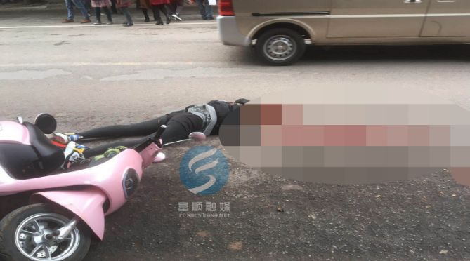 突发自贡富达路红发生惨烈车祸一女子不幸身亡