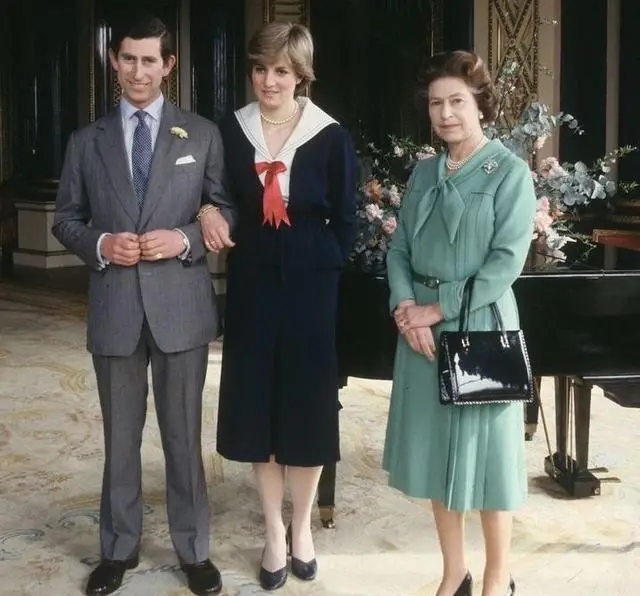 40年前,戴安娜穿着水手服青涩可爱,准儿媳见女王婆婆乖巧又懂事