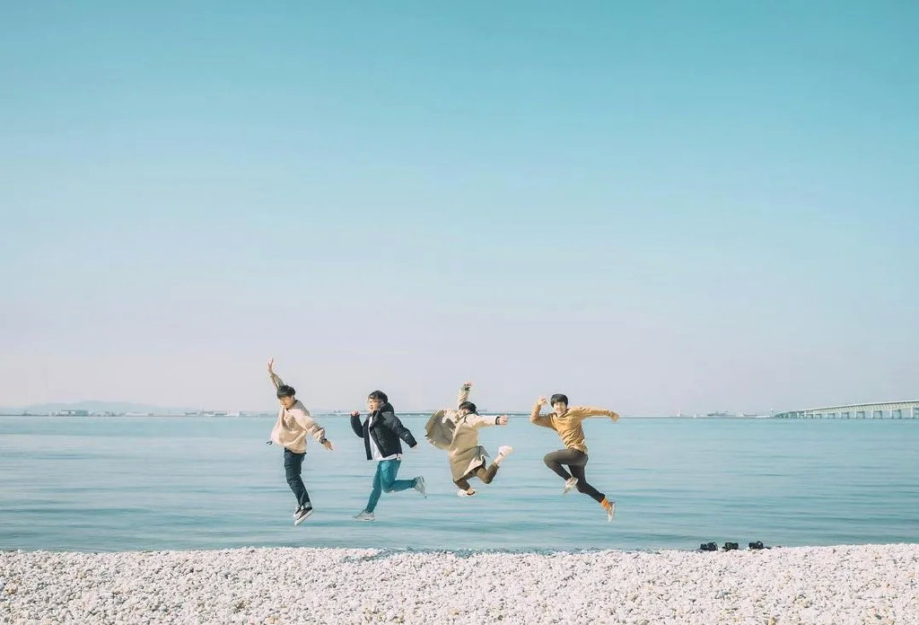 此时,和朋友一起拍一拍"跳跃"的剪影照,也是非常可的,画面唯美动人