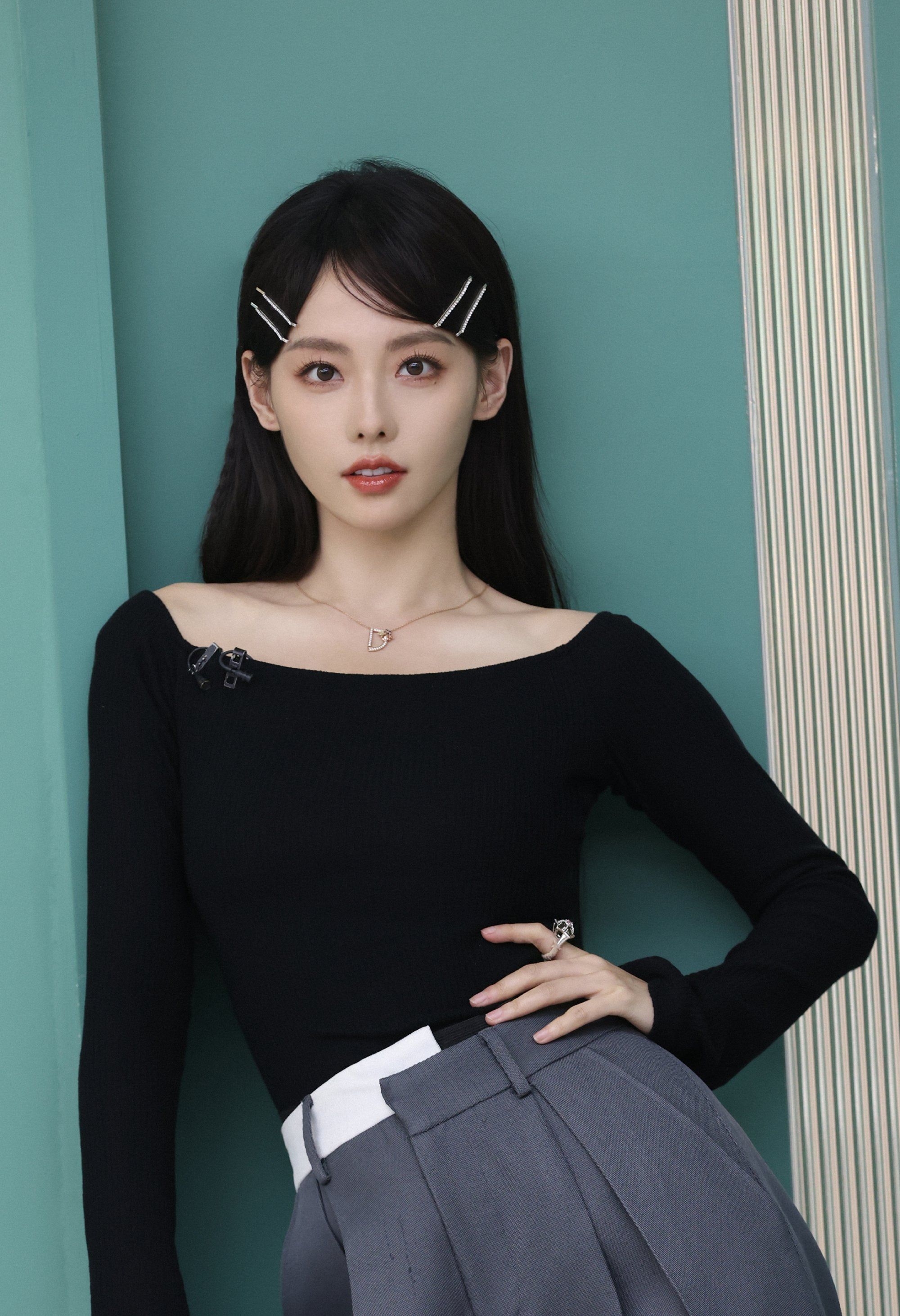 张嘉倪解锁唱演曲期待小兔性感香肩写真_卫衣_百褶裙_灰色