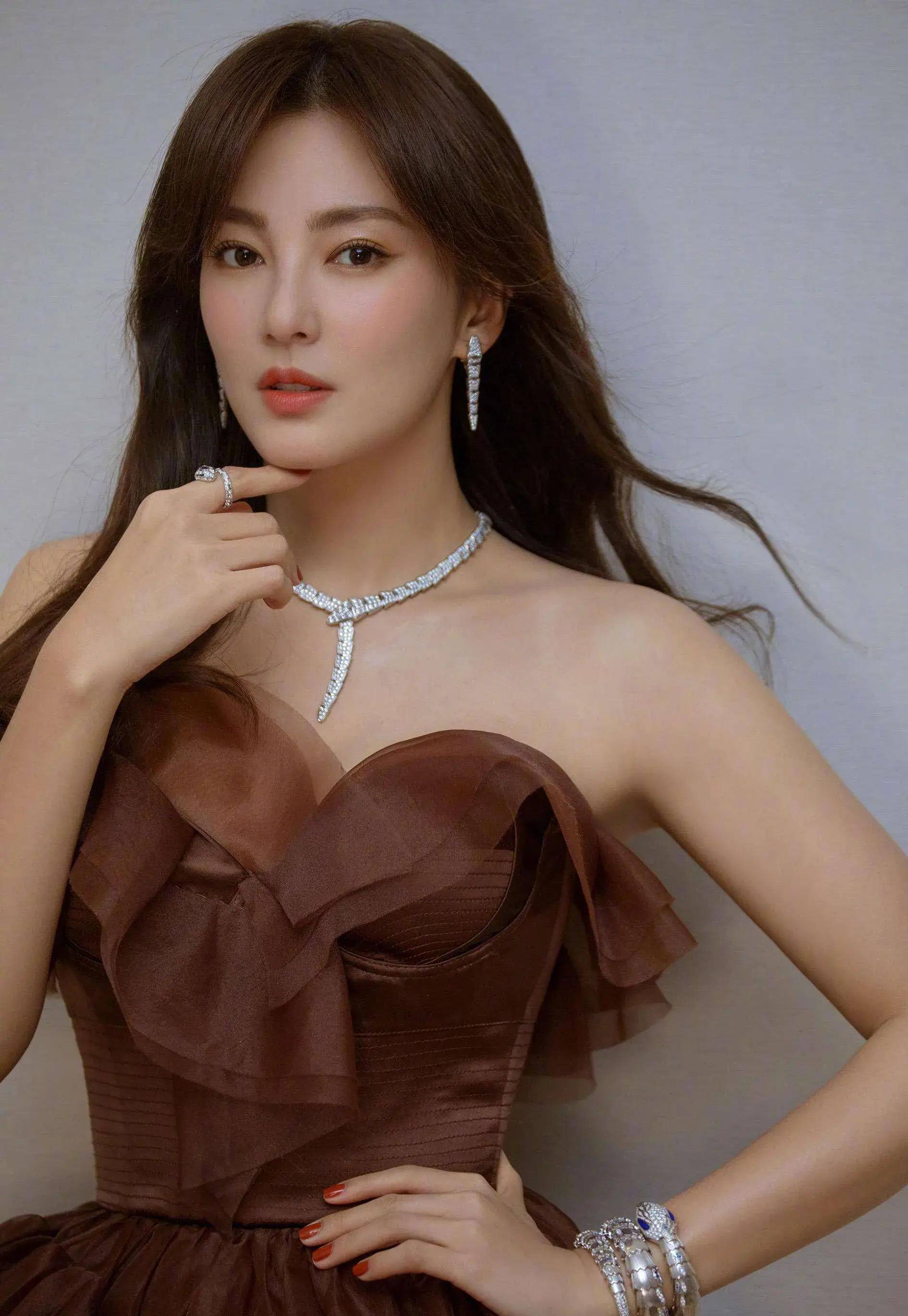 张雨绮身高166cm,结果长了个172cm的高个脸,身材凹凸有致_女人_一面