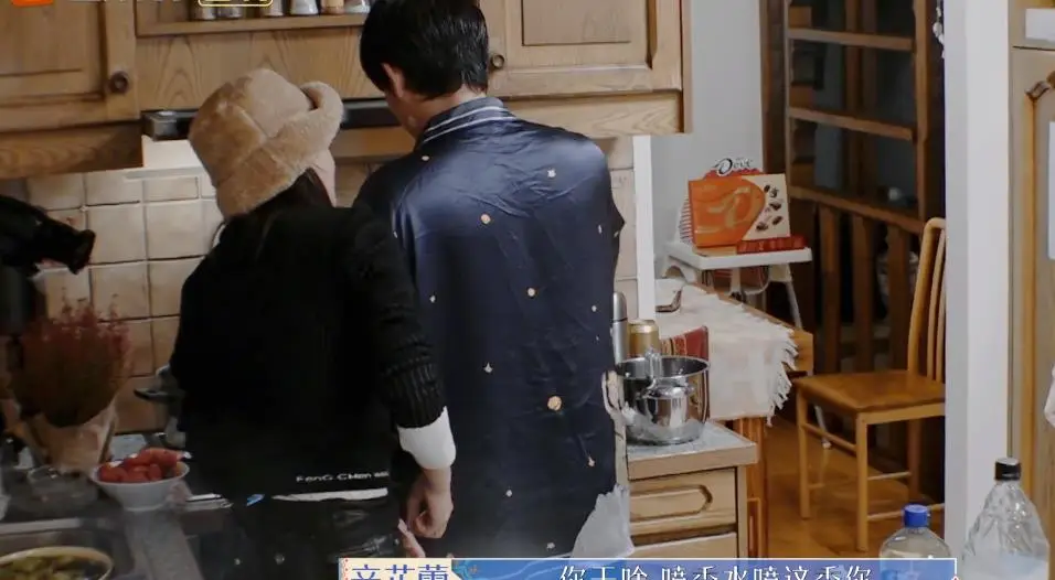 王安宇和胡先煦一起洗澡,睡前喷超多香水,被辛芷蕾吐槽_秦海璐_节目