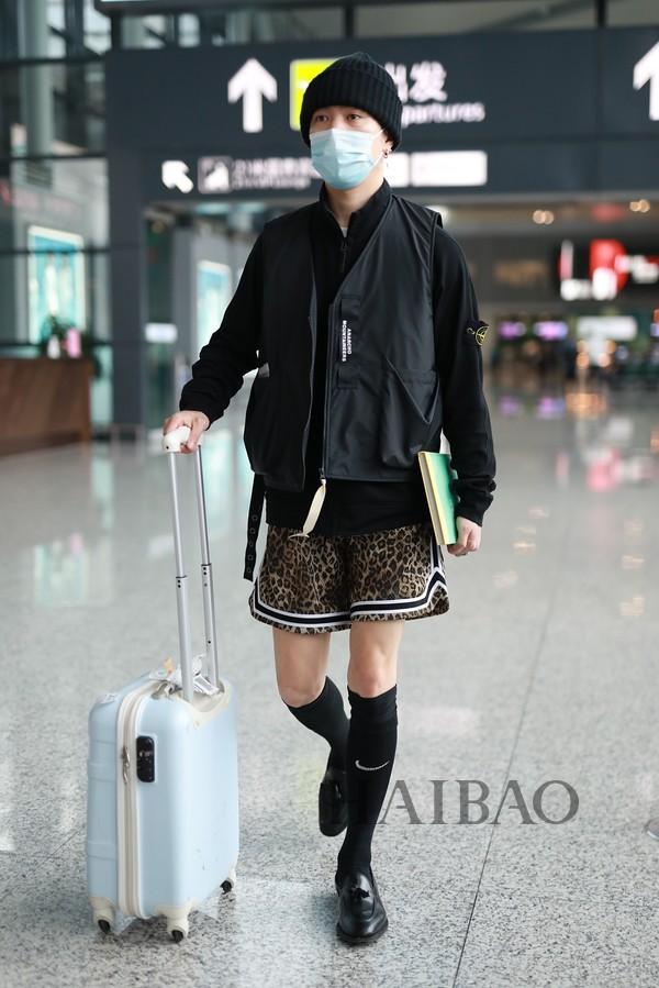 男星街拍|黄轩变身滑板boy,甜茶和女友出街撒糖