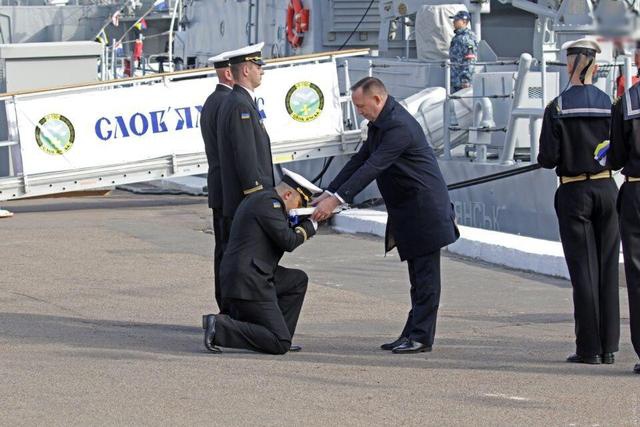 为了获得美国支援此国单膝下跪迎接美国军舰却不料被邻国嘲讽