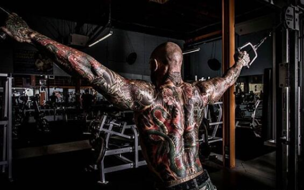 披着纹身的肌肉大哥是个温柔的全职奶爸披着纹身的大哥抱小孩的画面真