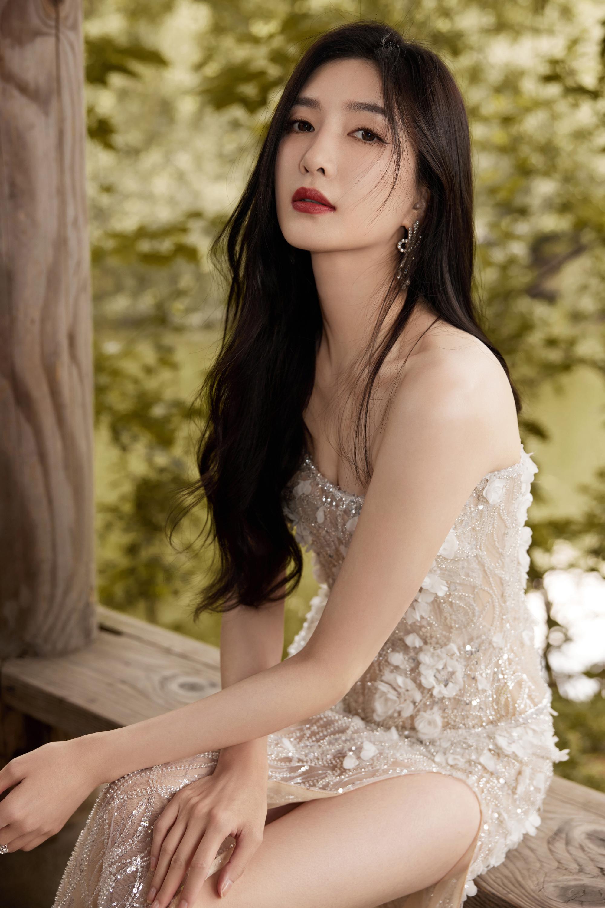 江疏影户外写真大片,一袭筒状蕾丝图案仙女裙,温柔高贵,娇媚迷人_时尚