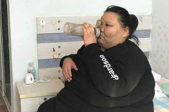 姑娘体重400斤,胖到只能睡地板,健身减肥1年后"形象大变"_工作_心态