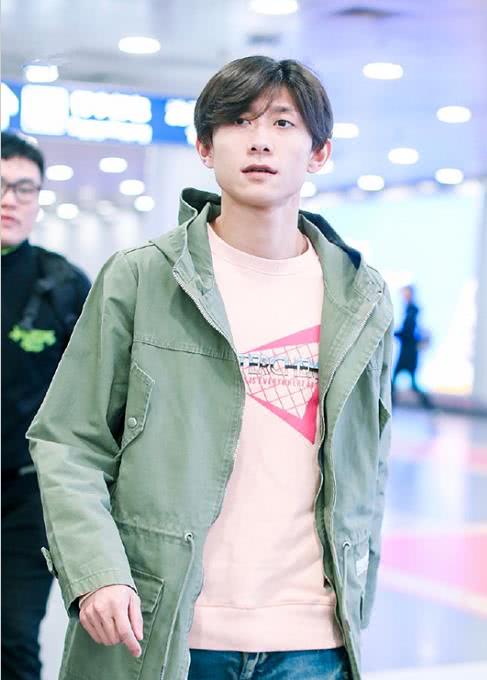 张一山亮相机场顶中分发型秒变大叔网友颜值还在线