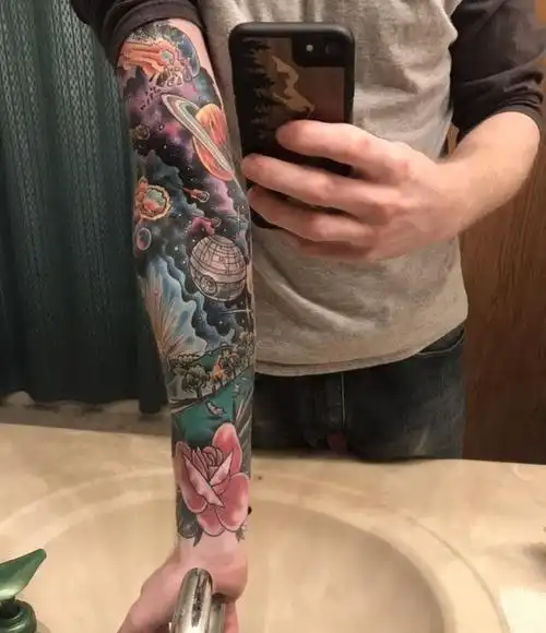 纹身星球 男生手臂上花朵和星球纹身图片