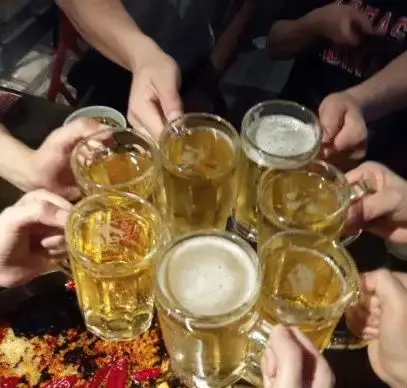 啤酒烧烤小龙虾你最想和谁碰杯