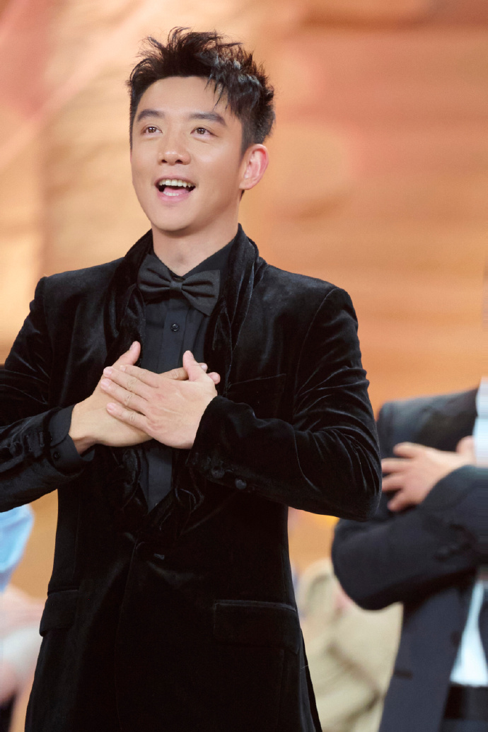 合唱主题推广曲《光辉》,与演员@郑恺共赴光影盛宴,见证中国电影光辉